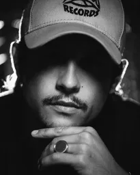 :Nekfeu_casquette_nb: